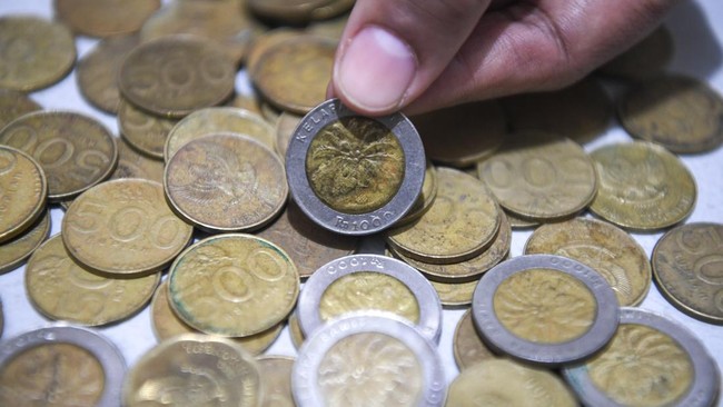 Koin sawit pecahan Rp1.000 yang ditarik BI masih banyak dijual di marketplace. Harganya bahkan ada yang dijual tembus Rp5 juta per koin.