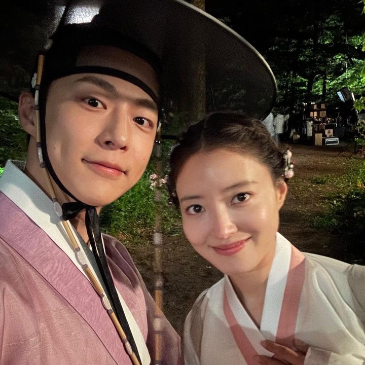 <p>Drama Korea <em>The Story of Park's Marriage Contract</em> diangkat dari webtoon, Bunda. Dibintangi Bae In Hyuk yang berusia lebih muda enam tahun dari Lee Se Young, interaksi pasangan ini pun menggemaskan. (Foto: Instagram @inhyuk_bb)</p>