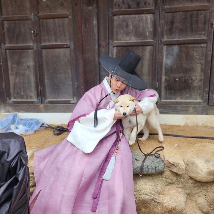 <p>Bae In Hyuk pun mengunggah sejumlah foto BTS dari syuting drama Korea The Story of Park's Marriage Contract. Salah satunya ada foto ia bersama dengan seekor anjing. (Foto: Instagram @inhyuk_bb)</p>