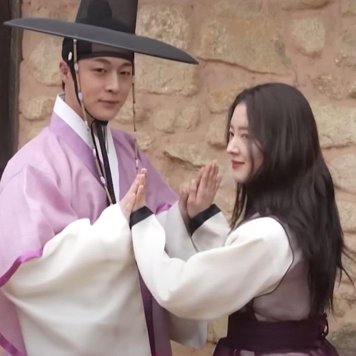 <p>Kemudian dalam BTS lainnya yang diunggah dalam kanal YouTube, tampak Bae In Hyuk dan Lee Se Young bercanda gurau di lokasi syuting. (Foto: YouTube MBCdrama)</p>