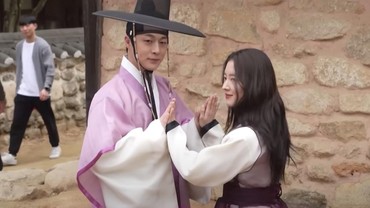 img-title Dirumorkan Pacaran dengan Lee Se Young, Bae In Hyuk: Itu Menyenangkan