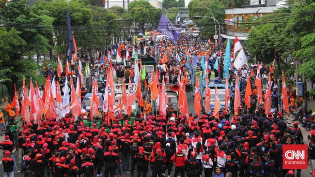 Massa buruh membubarkan diri usai menggelar demonstrasi menolak Peraturan Menteri Perdagangan Nomor 8 Tahun 2024 tentang Kebijakan dan Pengaturan Impor.