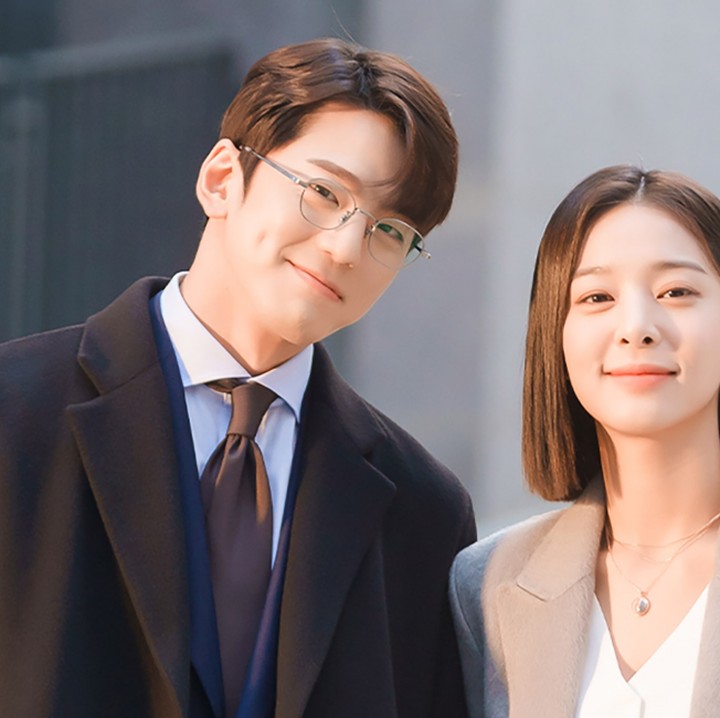 <p><em>Second couple</em> keenam ada Kim Min-kyu dan Seol In-ah dari drama Korea perkantoran yang sangat populer, <em>Business Proposal</em> (2022). Berperan sebagai Cha Sung-hoon dan Jin Young-seo, Bunda akan tertawa melihat hal-hal konyol antara <em>second couple</em> drama ini. (Foto: SBS)</p>