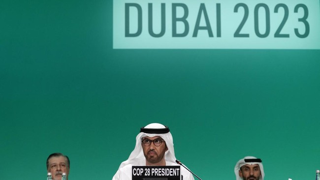 Presiden COP28 Sultan Al Jaber mendapat kecaman setelah menyatakan "tak ada bukti ilmiah" penghentian bahan bakar fosil kurangi pemanasan global.
