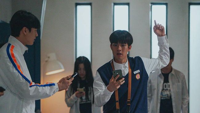 Sinopsis Night Has Come tentang karyawisata SMA yang tiba-tiba berubah jadi permainan 'mafia' mematikan memakan banyak korban.