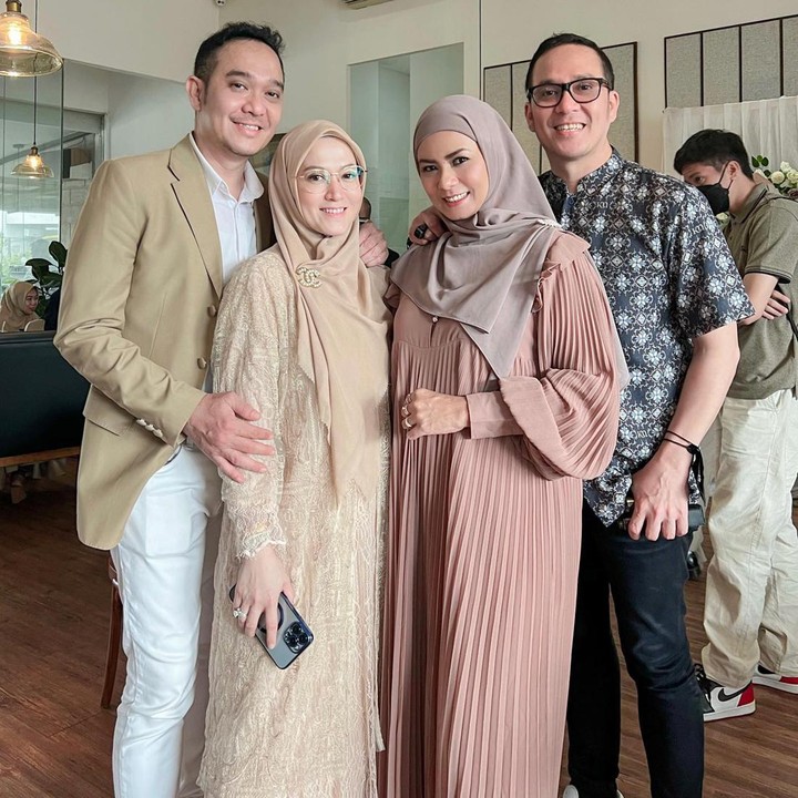 <p>Fadlan pernah menikah dengan Sisca Madgalena dan dikarunai anak bernama Chiara Quincy Alicia dan si kembar yang diberi nama Muhammad Danish Zidane dan Muhammad Mikhail Attala. Kemudian pada 2014, Fadlan menikah lagi dengan Lyra Virna setelah bercerai. Dalam pernikahan ini, mereka dikaruniai dua orang anak, yakni Qoeizal Mirosyavir Ali Bachmid dan Queisha Nahla Bachmid. (Foto: Instagram @superfadli dan @fadlanmuhammad)<br /><br /></p>