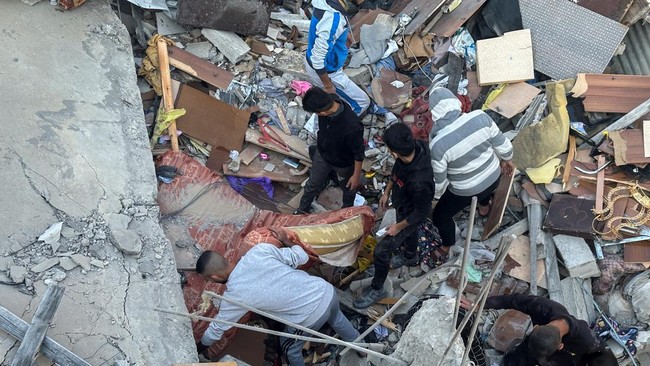 Jumlah korban ini pun diperkirakan bakal terus bertambah seiring dengan intensitas serangan Israel yang kini menargetkan nyaris seluruh Gaza.