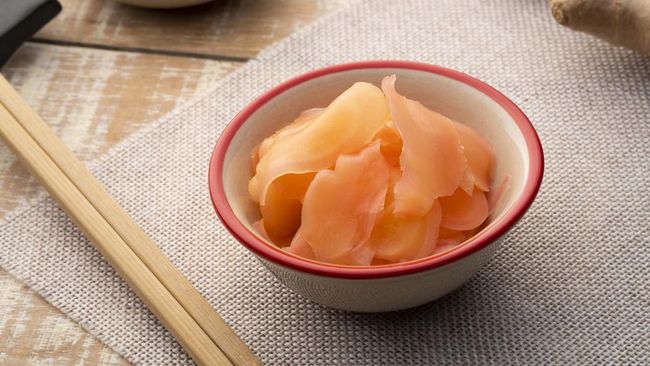 Acar jahe merah biasa disajikan di makanan Jepang. Acar ini disebut-sebut punya banyak manfaat kesehatan. Benarkah sehebat itu?