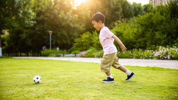 TIPS MENGAJARKAN ANAK BERMAIN BOLA