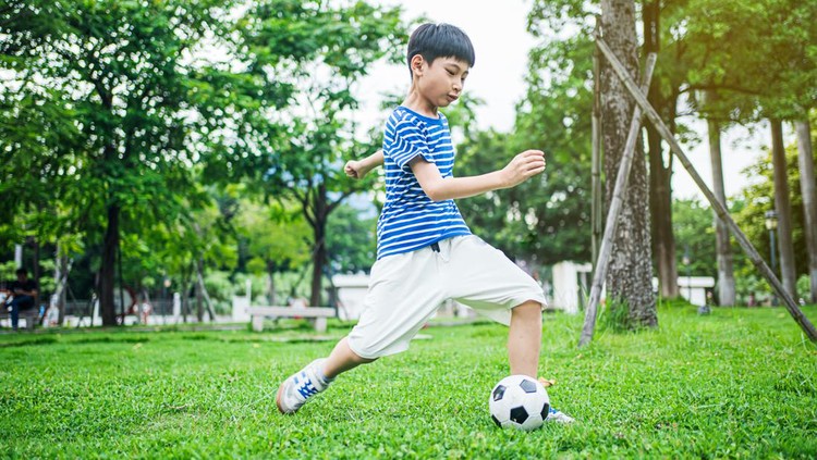 Ilustrasi Anak Main Bola
