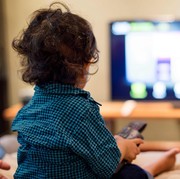 Orang Tua Harus Waspada, Apa Saja yang Bisa Anak Serap dari Menonton TV?