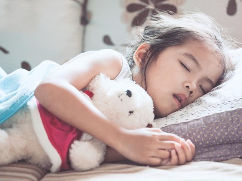 Berikut cara yang bisa dilakukan orang tua untuk membantu membangun kebiasaan tidur nyenyak pada anak.