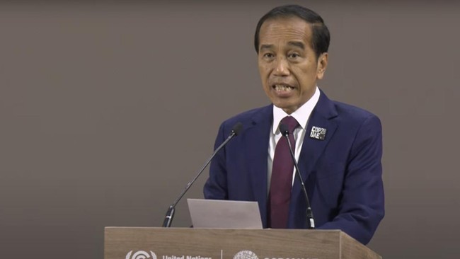 Presiden RI Joko Widodo (Jokowi) menyampaikan pidatonya dalam Konferensi Tingkat Tinggi (KTT) COP28 yang digelar di Dubai, Uni Emirat Arab, Jumat (1/12).