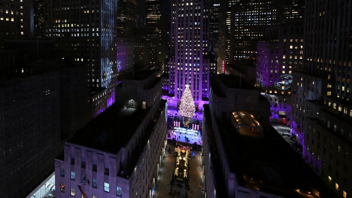 FOTO: Pohon Natal Ikonik di New York Mulai Bersinar