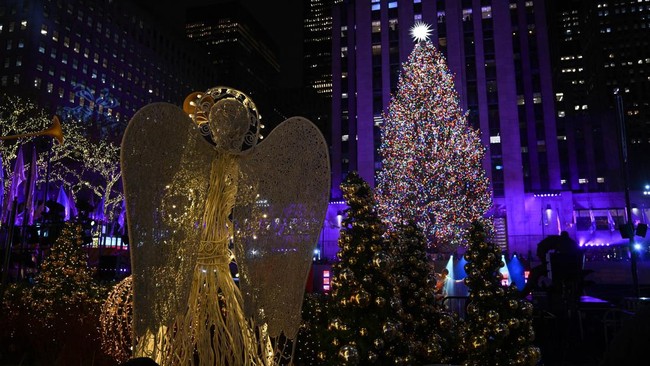 FOTO: Pohon Natal Ikonik di New York Mulai Bersinar