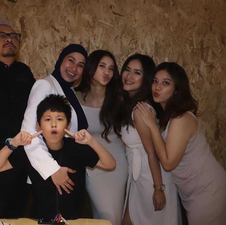 Kompak! 5 Potret Ferry Maryadi Kumpul Bareng Mantan Istri & Anak, Ada