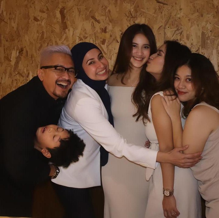<p>Meski sudah hidup masing-masing, hubungan Ferry dan mantan istrinya tetap baik. Bahkan, mereka tetap kompak, nih. (Foto: Instagram @neng_risma)<br /><br /><br /></p>