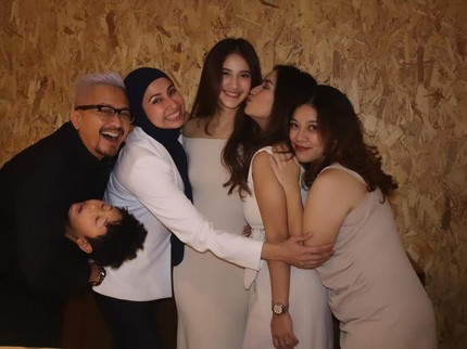 Kompak! 5 Potret Ferry Maryadi Kumpul Bareng Mantan Istri & Anak, Ada Deswita Maharani