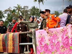Menso Risma Beri Santunan ke Korban Banjir di Aceh Tenggara