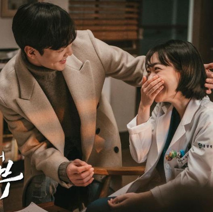 <p>Yang ketiga ada Kim Min-jae dan So Joo-yeon dari salah satu drama Korea medis populer, <em>Dr. Romantic 3</em> (2023). Berperan sebagai Park Eun-tak dan Yoon Ah-reum, melihat interaksi manis <em>second couple</em> drama ini baka menghangatkan hati Bunda. (Foto: SBS)</p>