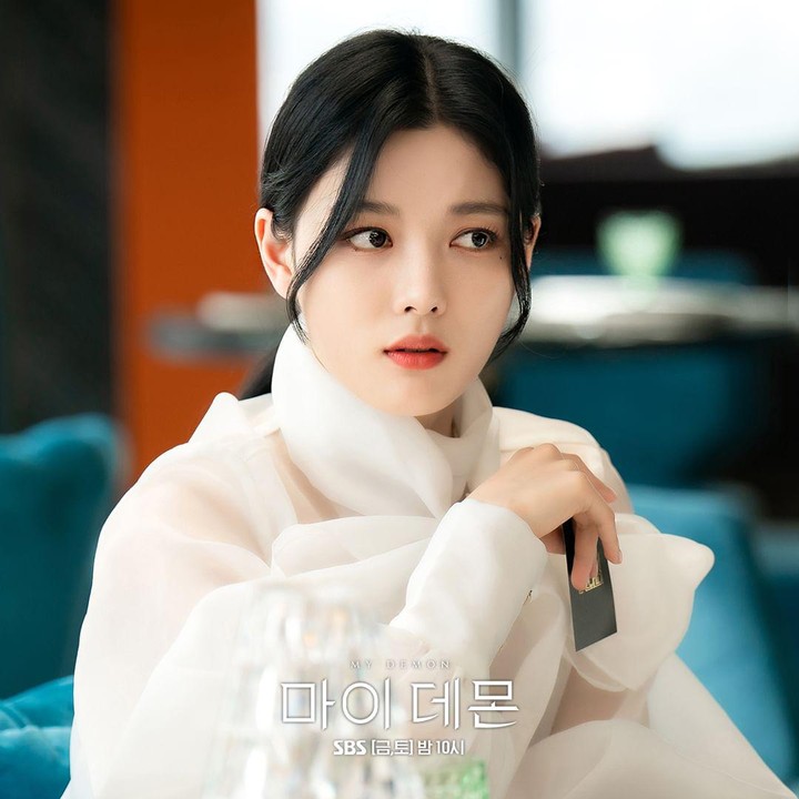 <p>Dalam beberapa survei, nama Kim Yoo Jung selalu masuk dalam daftar artis Korea tercanti, Bunda. (Foto: Instagram @sbsdrama.official)</p>