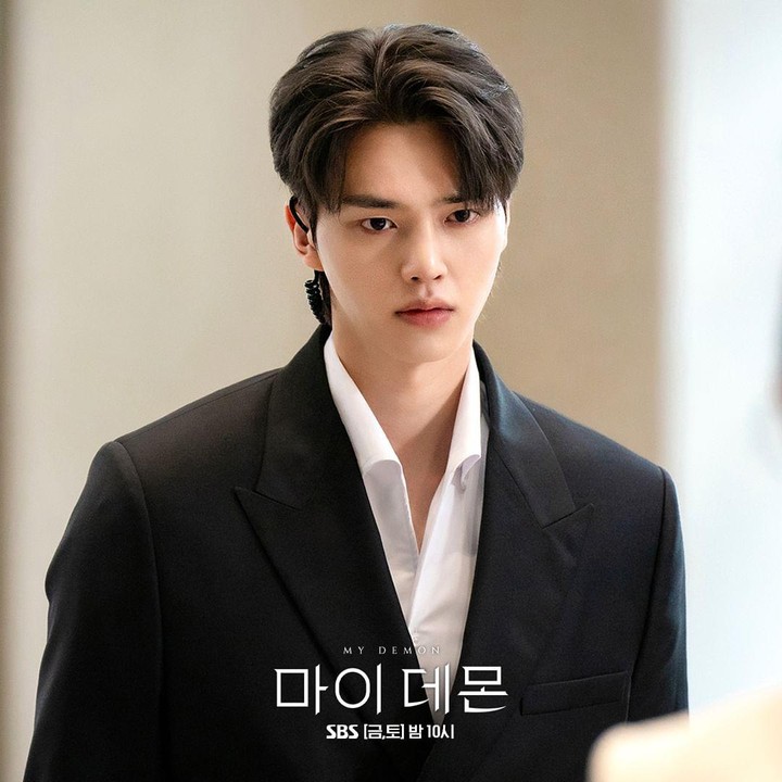 <p>Sementara itu popularitas Song Kang mulai melesat saat ia membintangi Sweet Home. Dilanjutkan dengan Nevertheless yang mempertemukannya dengan lawan main Han So Hee. (Foto: Instagram @sbsdrama.official)</p>