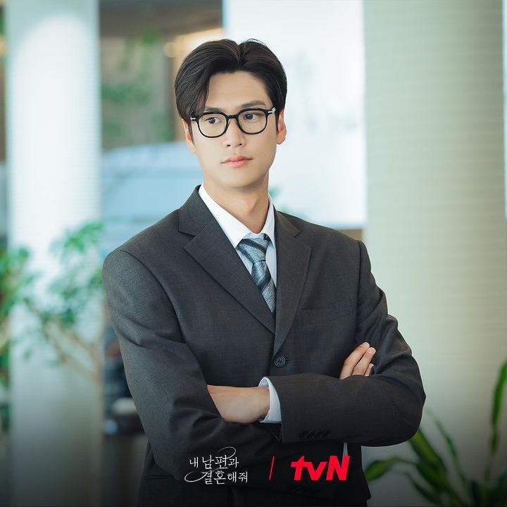 <p>Nantinya karakter yang diperankan Na In Woo akan banyak membantu Kang Ji Won, karakter utama perempuan yang diperankan Park Min Young (Foto: Instagram @tvn_drama)</p>