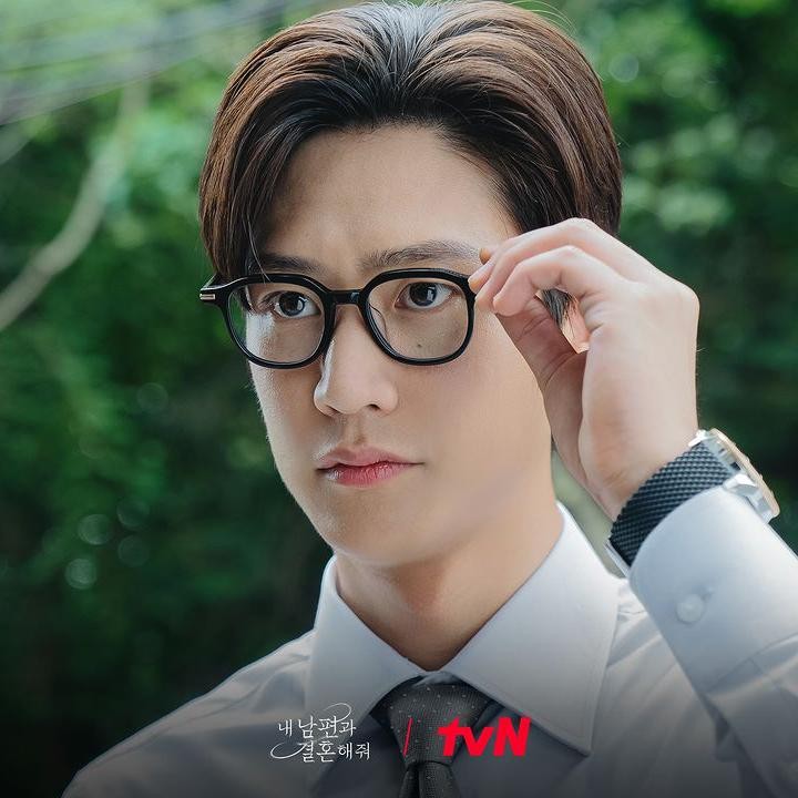 <p>Dalam drama Korea Marry My Husband, Na In Woo berperan sebagai Yoo Ji Hyeok, kepala departemen U&K Food yang tampan dan cerdas. (Foto: Instagram @tvn_drama)</p>
