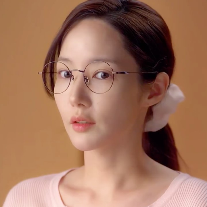 <p>Kang Ji Won adalah karakter utama dengan hidup tragis yang diperankan oleh Park Min Young. Kang Ji Won dikhianati sang suami hingga mengidap kanker di usia yang sangat muda. (Foto: Instagram @tvn_drama)</p>