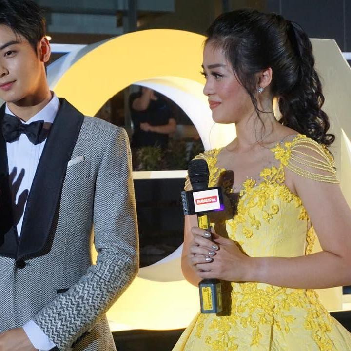 <p>Pada 2018 silam, Gracia Indri yang tampil sebagai MC dalam acara penghargaan Indonesian Television Awards berhasil membuat iri para penonton oleh sebab foto kebersamaannya dengan Cha Eun Woo nih, Bunda. (Foto: Instagram @graciaz14)</p>