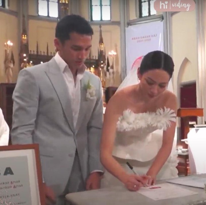 <p>Pebulu tangkis Jonatan Christie resmi menikahi sang kekasih, Shania Junianatha atau yang akrab disapa Shanju eks JKT48 nih, Bunda.(Foto: YouTube Viding)<br /><br /><br /></p>