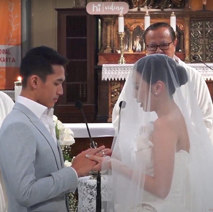 <p>Melihat siaran tersebut, tampak suasana terasa mengharu-biru saat keduanya mengucapkan janji suci. Selepas itu, Jojo dan Shanju pun saling memasangkan cincin sambil saling tersenyum dan menatap dengan penuh cinta.(Foto: YouTube Viding)<br /><br /><br /></p>