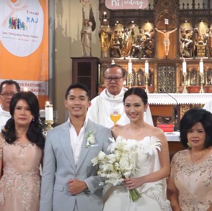 <p>Selamat menempuh hidup baru untuk Jonatan Christie dan Shanju. Kita doakan, semoga rumah tangga mereka langgeng dan bahagia selalu ya, Bunda. (Foto: YouTube Viding)</p>