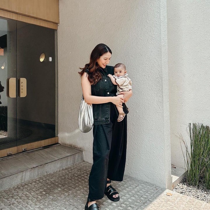 <p>Banyak netizen yang salah fokus dengan penampilan Acha yang telah menjadi Bunda dua anak ini. Mereka menyebut Acha semakin kece dan <em>stunning</em>, lho. (Foto: Instagram: @achasinaga)</p>