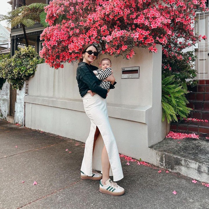 <p>Melihat dari laman Instagram-nya, Acha kerap mengunggah potretnya bersama dengan kedua putranya. Tak hanya itu, perempuan 34 tahun ini juga sering memperlihatkan momen saat menggendong Kenan. (Foto: Instagram: @achasinaga)</p>