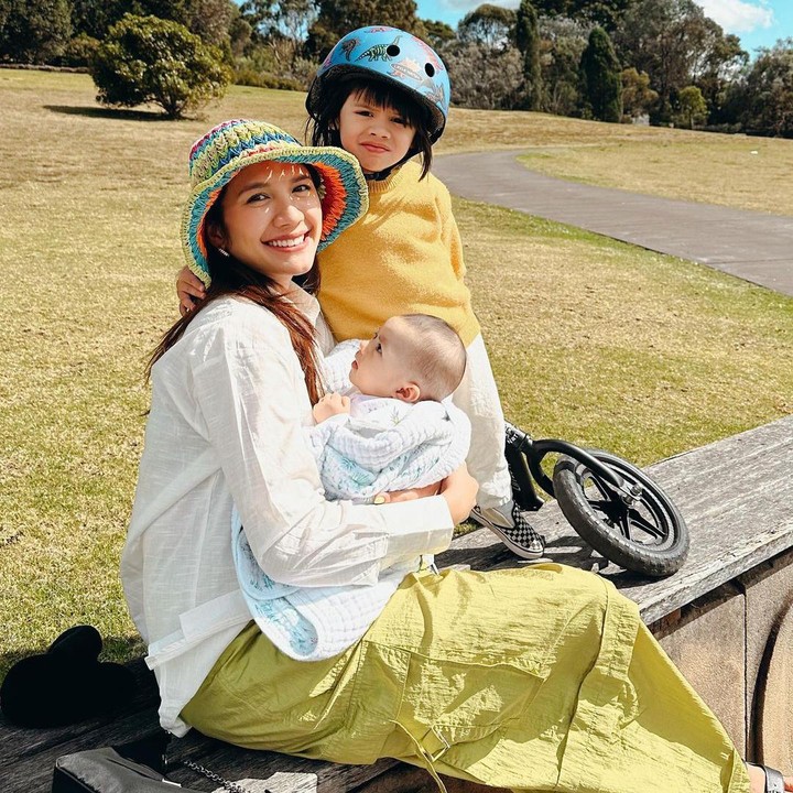 <p>"Ibu dari 2 anak. Sukacita ganda, berkat ganda berarti tanggung jawab ganda, tidak akan berbohong sakit kepala ganda juga, tapi aku sangat menyukai setiap detiknya," kata Acha Sinaga pada salah satu unggahannya. Acha pun sering mengajak kedua anaknya untuk menikmati alam di Australia. (Foto: Instagram: @achasinaga)</p>