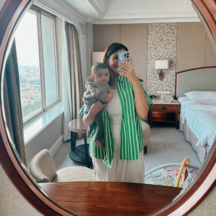 <p>Artis cantik Acha Sinaga menikah dengan Andy Ambarita pada tahun 2017, Bunda. Dari pernikahan ini, keduanya pun dikaruniai dua orang anak laki-laki. (Foto: Instagram: @achasinaga)</p>