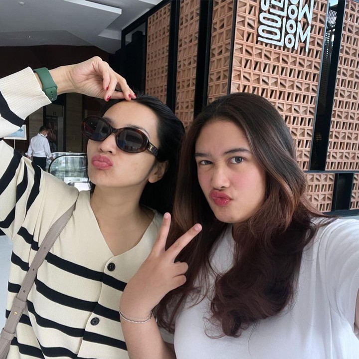 <p>"Baru saja sampai di Solo. Mau lihat <em>First gigs</em>-nya Kaka<em> @asyaaysa</em> sore ini di Lokananta Bloc. Jumpa di sana ya.<em> Swipe swipe</em> info detailnya atau cek <em>post</em> dari <em>@taulany_tv</em>. Boleh nangis gak sih, momen emak-emak mode on nih aku tuh," tulis Hesti pada laman Instagram-nya kala menemani Asya manggung untuk pertama kalinya. Keduanya kompak berpose duck lips selfie. Hesti nampak menyeimbangkan gaya dengan sang putri yang kini sudah jadi gadis nan cantik. (Foto: Instagram: @hestipurwadinata)</p>
