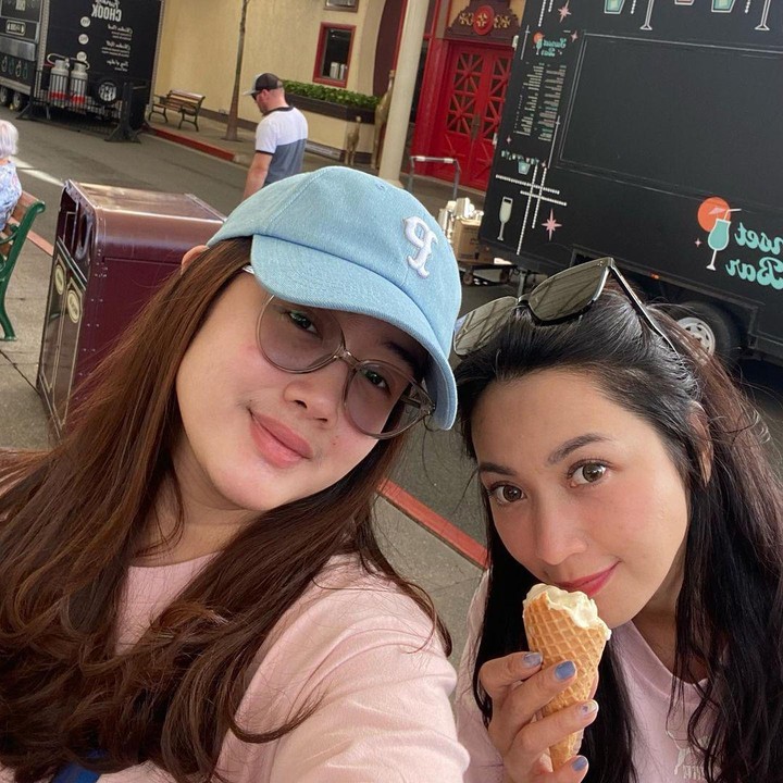 <p>Presenter Hesti Purwadinata memiliki seorang anak sambung bernama Athaya Alysha yang tahun ini genap berusia 23 tahun. Athaya atau akrab disapa Asya adalah putri dari pernikahan pertama suami Hesti, Edo Borne, yang berakhir cerai. Hesti sangat&nbsp;kompak dengan putri sambungnya. Selain sering pergi liburan bareng, Hesti dan Asya juga kerap membuat konten bersama di media sosial, Bunda. (Foto: Instagram: @asyaaysa)</p>