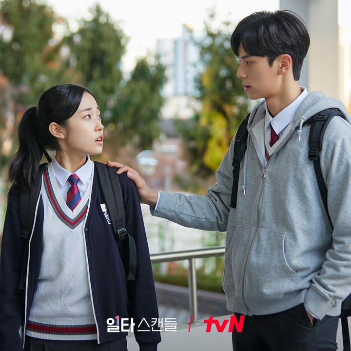 <p><em>Second couple</em> favorit pertama ada Roh Yoon-seo dan Lee Chae-min dari drama Korea romantis populer tahun 2023 ini, <em>Crash Course in Romance</em>. Berperan sebagai Nam Hae-yi dan Lee Seon-jae secara berturut-turut, second couple drama ini bakal bikin Bunda kesengsem. (Foto: tvN)</p>