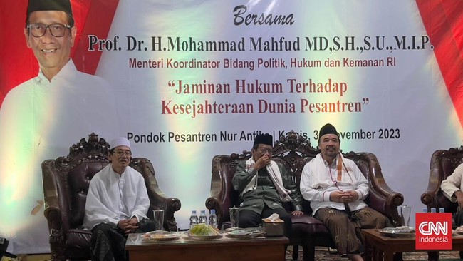 Mahfud MD bantah melakukan kampanye saat mengunjungi Pondok daerah Tangerang Banten namun pamer peran dalam melindungi pesantren.