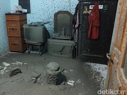 Suorr! Semburan Lumpur Setinggi 2 Meter Muncul di Kamar Warga Demak