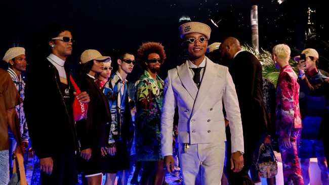 FOTO: Inspirasi Laut, Pantai, dan Alam di Koleksi LV Pharrel Williams