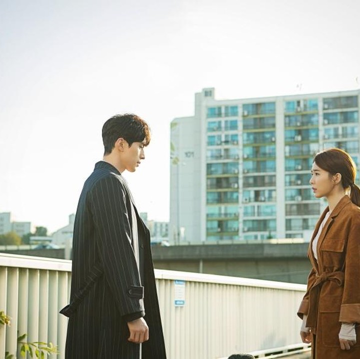 <p>Kelima ada Yoo In-na dan Lee Dong-wook dalam drama Korea populer <em>Goblin</em> (2016). Berperan sebagai Sunny dan Grim Reaper, Bunda akan dibuat senyum-senyum sendiri menyaksikan kelakukan <em>second couple</em> drama ini, apalagi dari Grim Reaper. (Foto: tvN)</p>