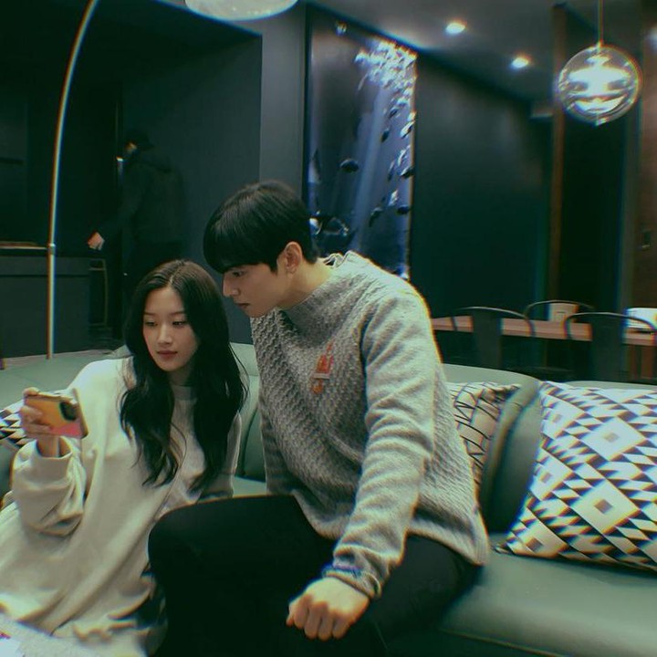 <p>Tampil bersama dalam drama <em>True Beauty</em> (2020), Moon Ga Young pernah membagikan momen kedekatannya dengan Cha Eun Woo nih, Bunda. (Foto: Instagram @m_kayoung)</p>