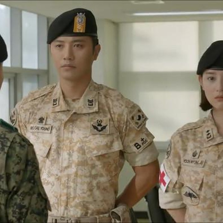 <p>Terakhir ada Kim Ji-won dan Jin Goo di <em>Descendants of the Sun</em>. Berperan sebagai Yoon Myung-joo dan Seo Dae-young, Bunda akan dibuat terharu menyaksikan perjalanan cinta <em>second couple</em> drama ini dari awal hingga akhir. (2016) (Foto: KBS2)</p>