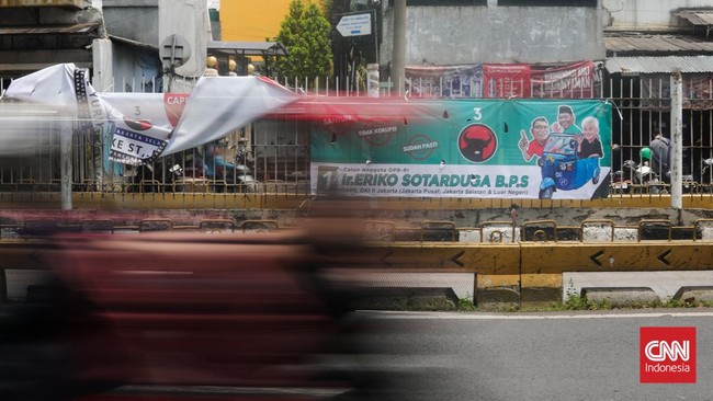 FOTO: Pesta Alat Peraga Kampanye Pemilu 2024 di Jalanan Ibu Kota