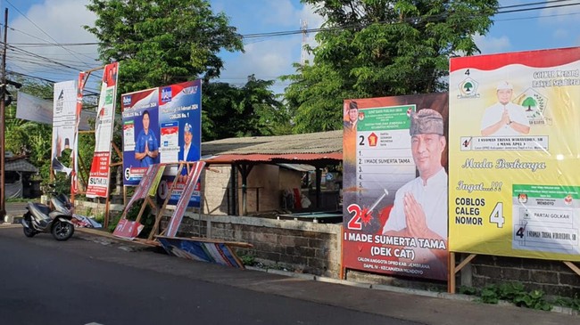 Polres Jembrana, Bali menyatakan para pelaku kesal karena tempat biliar tempat mereka biasa bermain ditutupi baliho besar, sehingga perusakan dilakukan.