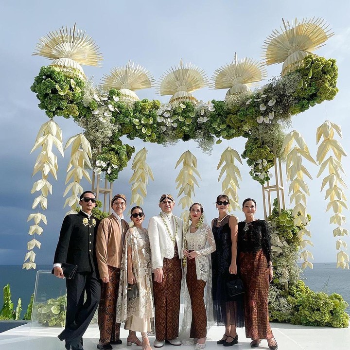 <p>Selain itu, Luna Maya juga terlihat hadir dan merayakan momen bahagia sahabatnya itu. Mari kita doakan semoga pernikahan BCL dan Tiko langgeng dan selalu bahagia, ya, Bunda. (Foto: Instagram@lunamaya)</p>