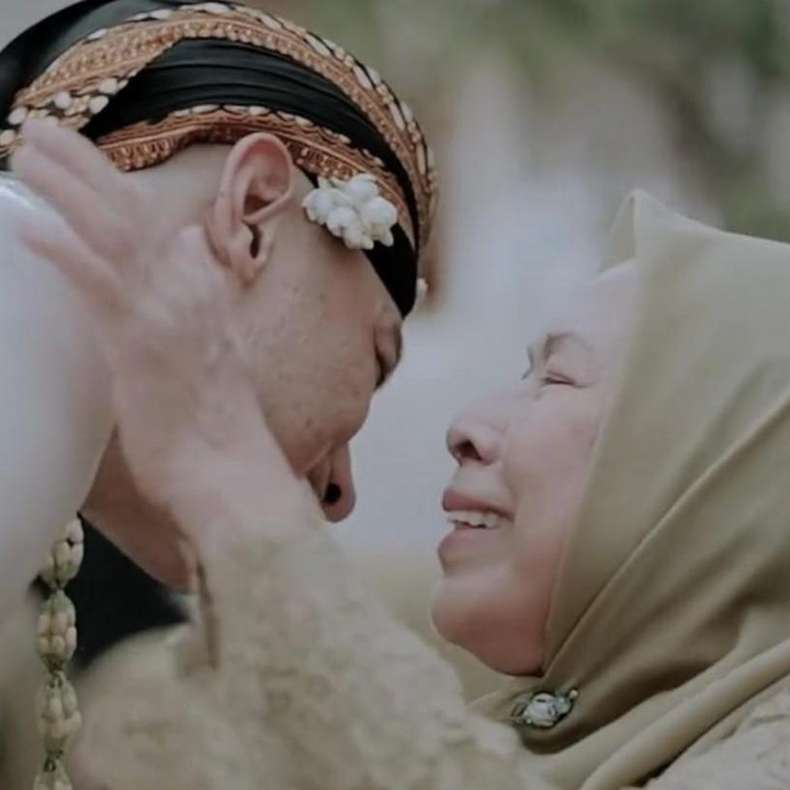 <p>Dalam video tersebut, BCL juga mengunggah beberapa video yang mengharukan ketika suami barunya bersalaman dan berpelukan dengan orang tua Ashraf. (Foto: Instagram@itsmebcl)</p>